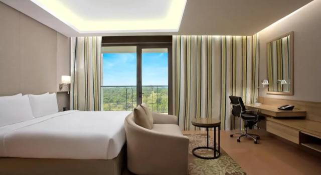 Двухместная студия Deluxe с балконом DoubleTree Suites by Hilton Bengaluru Outer Ring Road