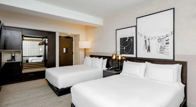 Четырёхместный номер Standard Hotel Fort Des Moines, Curio Collection By Hilton