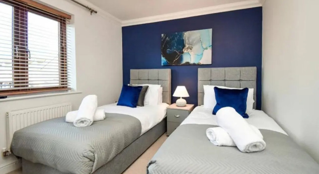 Luxury 4 Bedroom 3 Bathroom House- Sleeps up to 8 - Free Parking, Balcony, Private Garden, Super-Fast Wifi and SmartTVs with Netflix by Yoko Property