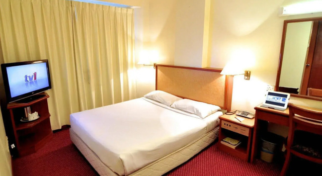 ZEN Rooms First Business Inn