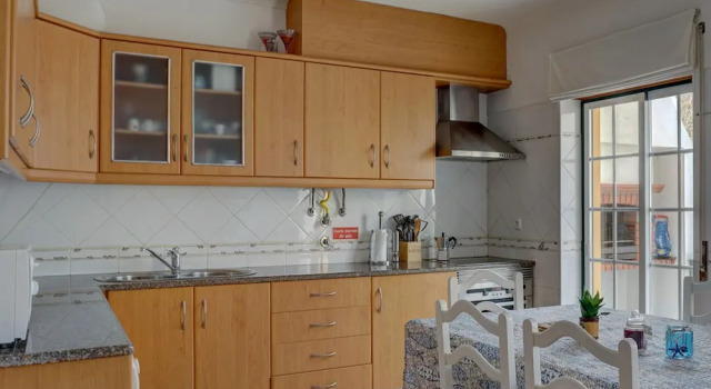 Кровать в общем номере с балконом и с видом на море Peniche Surf Lodge 1