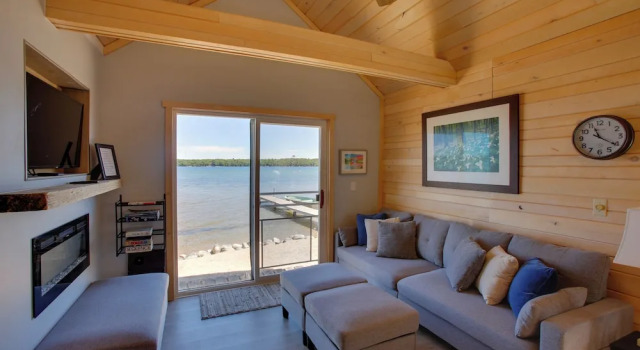 Beach Access & Dock: Little Traverse Lake Cottage!, Varaa Lomakoti Leelanau Peninsula Wineries Michigan