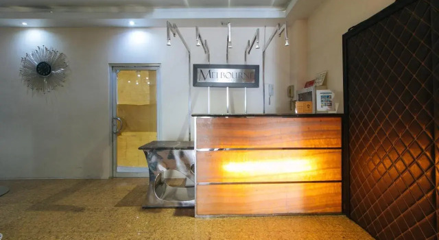RedDoorz Plus @ Buendia Ave Makati, Забронировать Отель Макати 