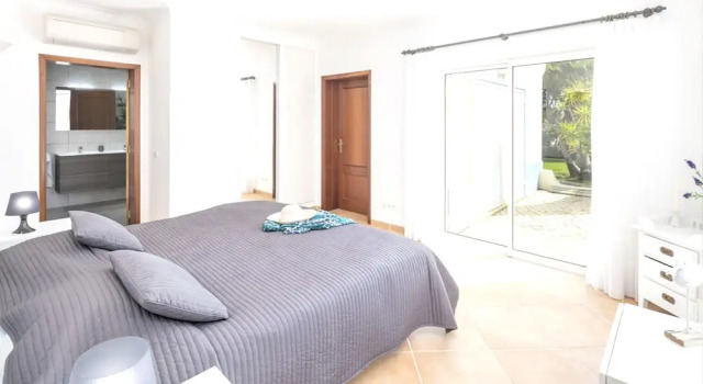 Villa With 4 Bedrooms in Carvoeiro, With Wonderful Mountain View, Priv, Rezerwuj Willa Hotele w Algarve z parkingiem, Parking