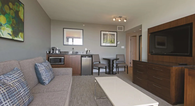 Люкс DoubleTree by Hilton Hotel & Suites Victoria