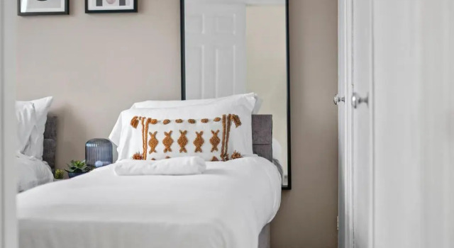 Коттедж с 3 комнатами Cosy 3 Bedroom with Free Parking, Garden and Smart TV with Netflix by Yoko Property