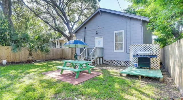 Коттедж 1/2 Mi to Seawall! Family Home w/ Furnished Patio