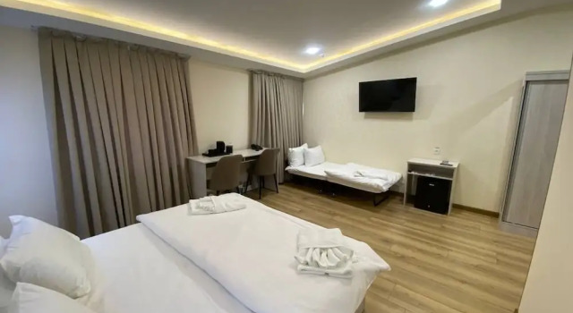 Трёхместный семейный номер Standard с видом на город AKS Hotel