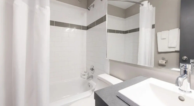 Четырёхместный номер Standard Hotel Continental Centre-Ville