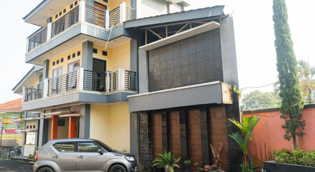 RedDoorz Plus @ Cibogo Puncak 3