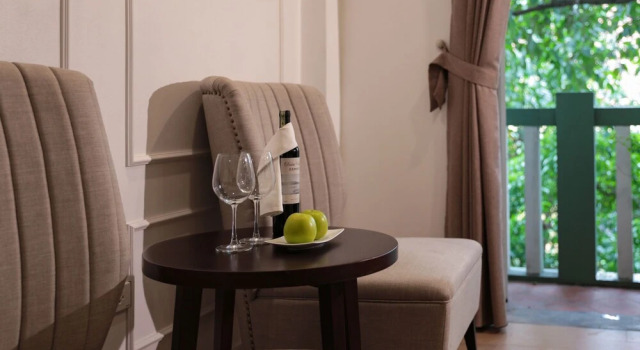 Трёхместный номер Standard с балконом Hanoian Central Hotel & Spa