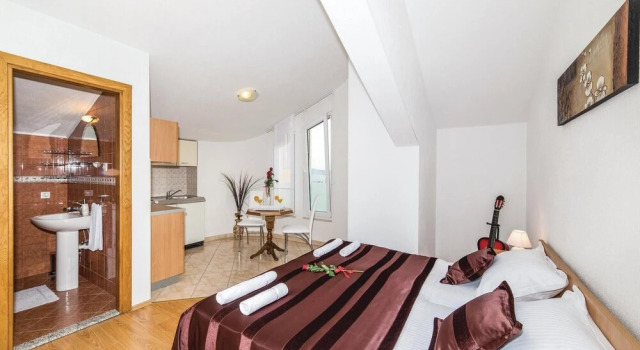 Beautiful Home in Kastel Kambelovac With Wifi and 3 Bedrooms, Rezerwuj Hotel Hotele w Split-Dalmatia County z parkingiem, Parking