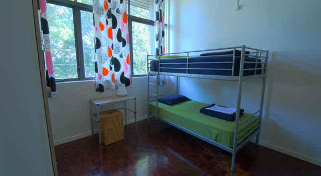 Кровать в общем номере Cambridge Lodge
