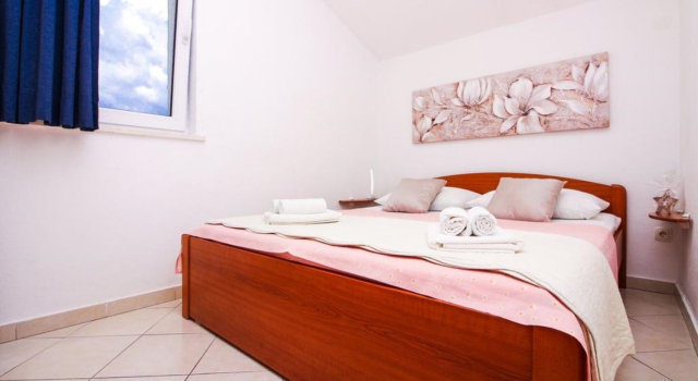 Apartment Šara - free parking A2 Primosten, Riviera Sibenik, Забронировать Апартаменты/квартира Примоштен Шибеник
