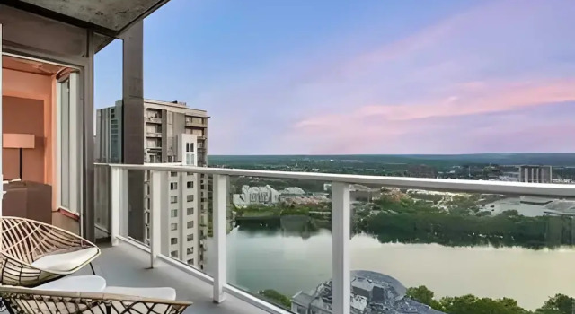 The Emma Penthouse 29th Floor + Incredible Views Rooftop Pool & Gym 1 Block to Rainey Street Avantstay, Забронировать Дом для отпуска Виллы Остина, рядом с W Austin Wet Deck, Вилла