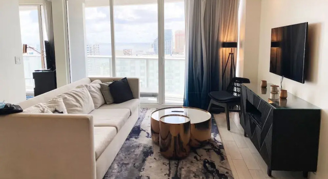 5-star Condo at The W Residences 1BR by Oneluxstay, Забронировать Апарт-отель Апарт-отели Форт-Лодердейл, рядом с Пляж Себастьян-стрит, Апарт-отель
