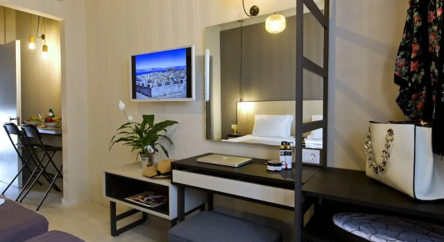 Люкс с балконом LOC HOSPITALITY Urban Suites