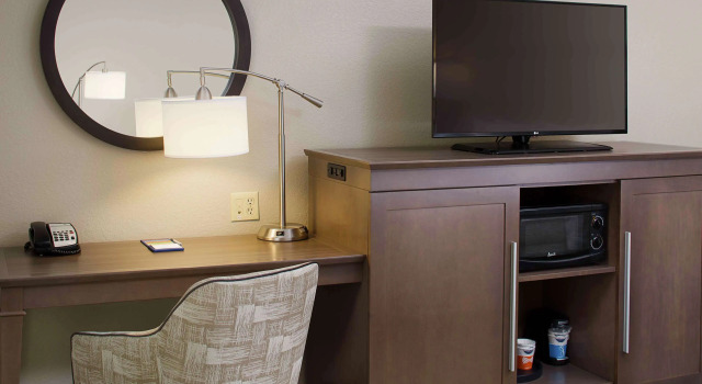 Hampton Inn by Hilton Garden City Long Island, Book Hotel East Garden City United States of America