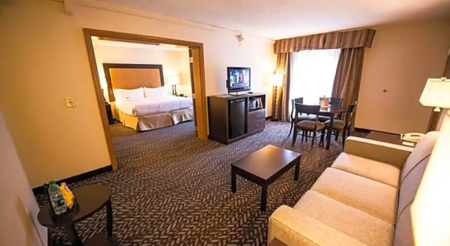 Двухместный люкс c 1 комнатой Wyndham Grand Executive Center Little Rock Airport