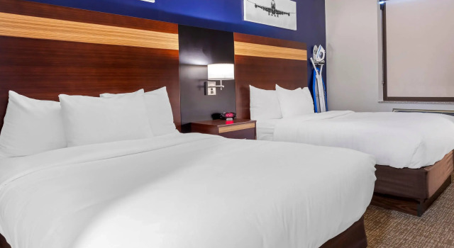 Четырёхместный номер Standard Avion Inn Near LGA Airport, an Ascend Collection Hotel