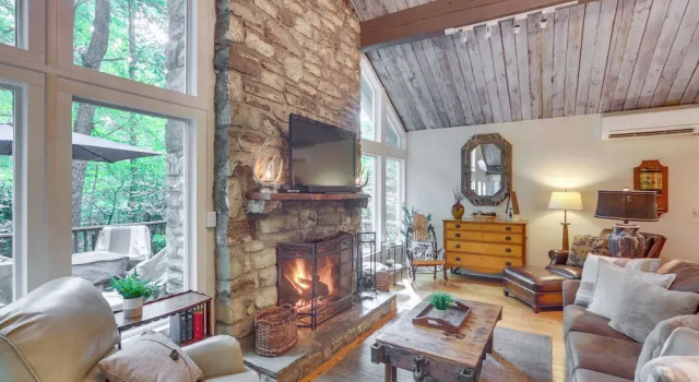 Well-appointed Boone Home w/ Hot Tub + Gas Grill, Забронировать Дом для отпуска Отели Бун с парковкой, Парковка