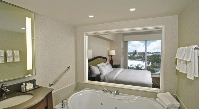Номер с джакузи с видом на Американскую сторону Ниагарского водопада Hilton Niagara Falls/ Fallsview Hotel and Suites