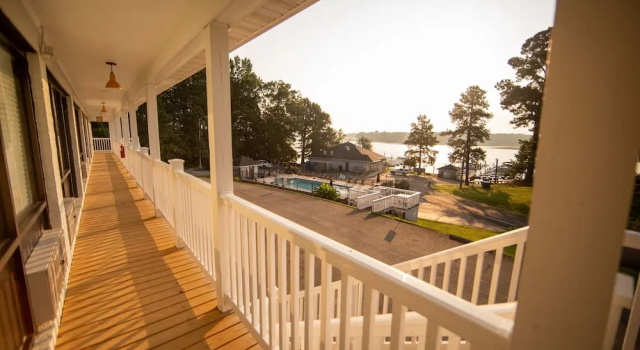 Четырёхместный номер Standard с видом на реку River's Rest Marina & Resort