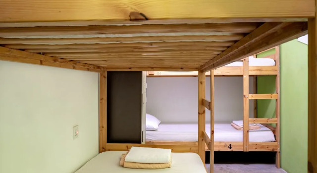 Кровать в общем номере (мужской номер) PODs The Backpackers Home & Cafe, Kuala Lumpur