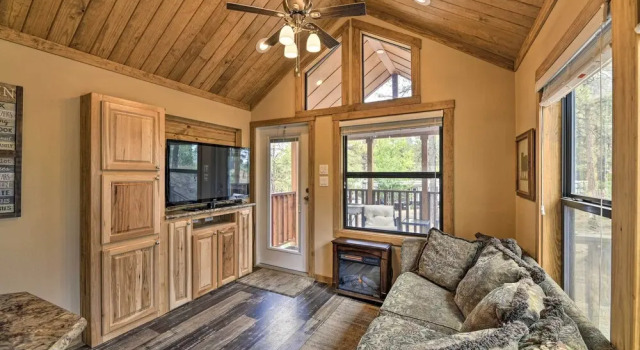 Pagosa Springs Tiny Cabin: Fish, Hike, Ski & Soak!, Забронировать Отель Пагоса-Спрингс Колорадо, рядом с Центр искусств Pagosa Springs