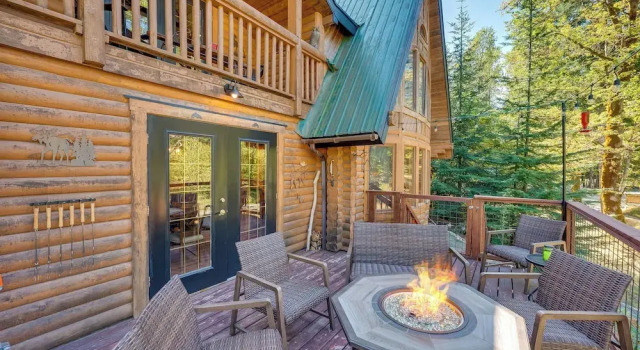 Коттедж с 3 комнатами с балконом Spacious Packwood Cabin w/ Hot Tub - Near River