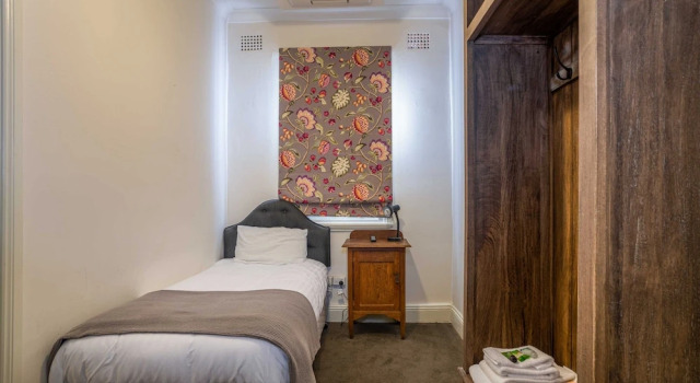 Трёхместный номер Economy Metropolitan Hotel