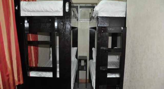 Кровать в общем номере Swiss Hostel