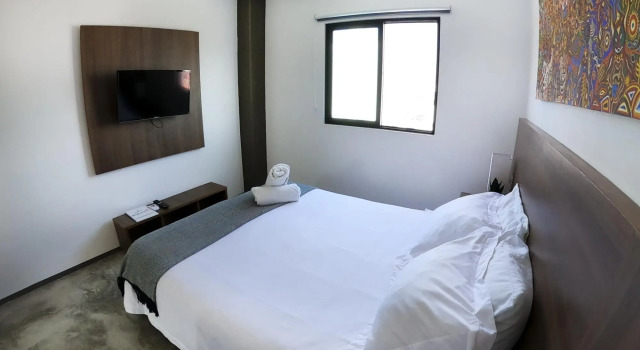 Queen Studio PDC Oasis Pool Rooftop Lounge Walk to 5 Avenida Best Playa Beaches, Забронировать Отель Отели Плая-дель-Кармен с парковкой, рядом с Пляжный клуб Mamitas, Парковка