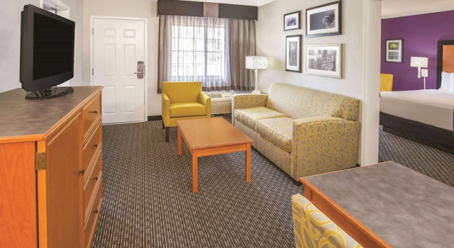 Двухместный люкс с видом на бассейн Howard Johnson by Wyndham Sacramento Downtown
