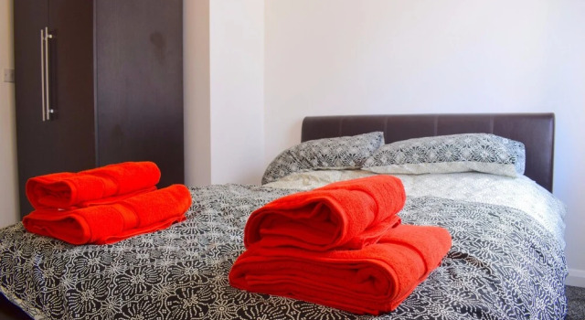 Spacious 2 Bedroom in Shepherds Bush With Patio, Varaa Huoneisto Asunnot kohteessa Merseyside, Huoneisto