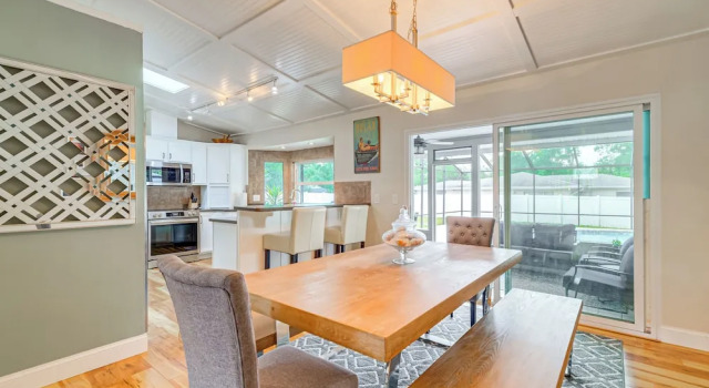 Coastal Group Getaway Near Three Sisters Springs, Book Feriehus Villaer i Florida, Villa
