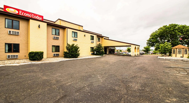 Кровать в общем номере Econo Lodge Watertown