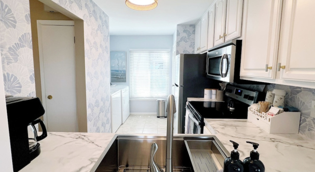 Апартаменты c 1 комнатой с балконом Beachfront Saint Helena Island Condo w/ Amenities!