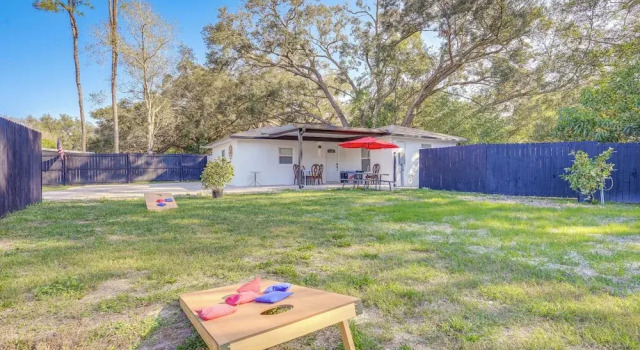 Коттедж Vibrant Tampa Home: Perfect for Long Stays!
