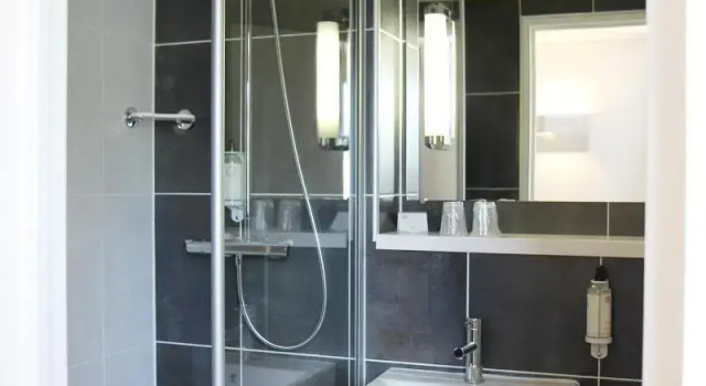 Четырёхместный номер Standard Hôtel Best Western The Wish Versailles