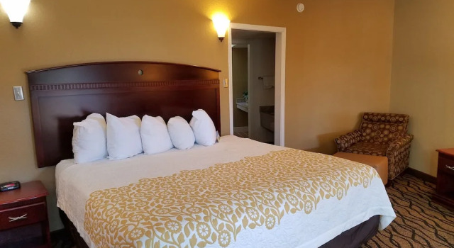 Двухместная студия люкс Days Inn by Wyndham Leesville