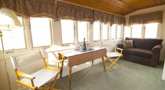 Номер Standard с балконом Eclectic Studio Cabin w/ Kitchenette, Free WiFi, Riverfront Location & More