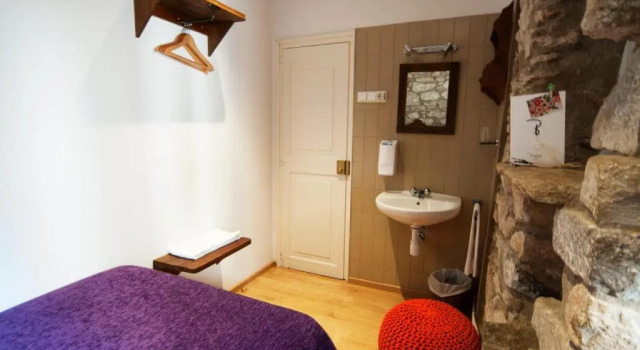 Pensió Bellmirall, Book Hotel Girona Gironès, near Arab Baths Girona