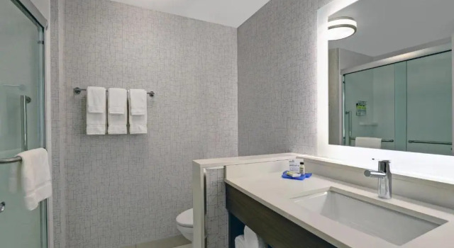 Номер Standard Holiday Inn Express Kingston West by IHG