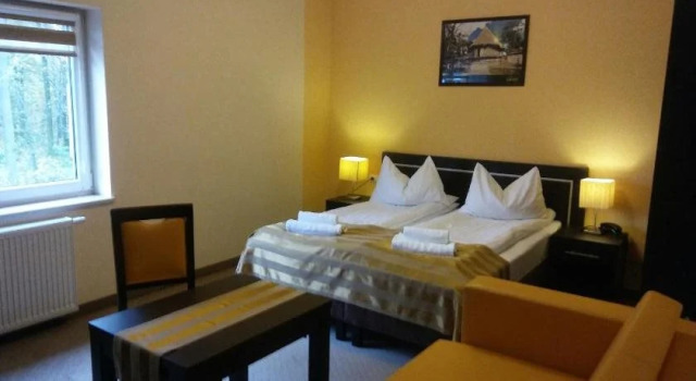 Hotel Pod Dębami, Varaa Hotelli Ostrow Wielkopolski Suur-Puola