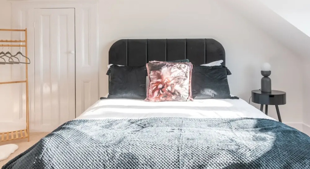 Коттедж Kensington Place - 4 Bedroom Home w Free Parking