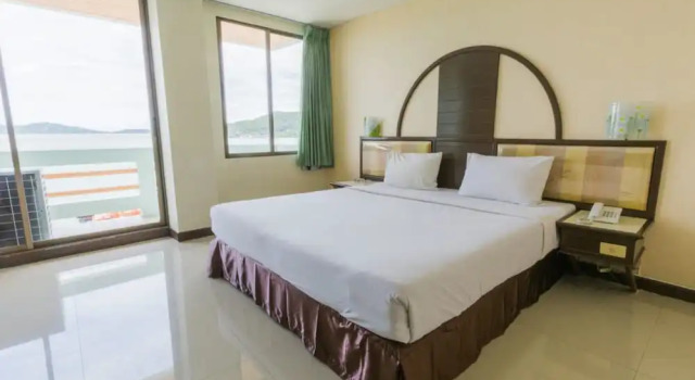 Номер Deluxe с балконом Lake Inn Hotel