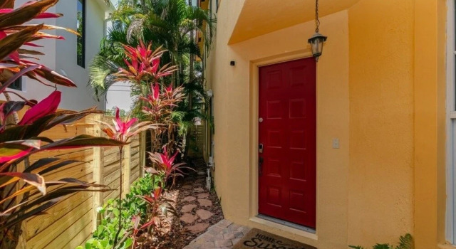 Las Olas Maison De Ville 3 Bedroom Townhouse by Redawning, Забронировать Отель Отели Форт-Лодердейл 3 звезды, рядом с Stonewall National Museum &amp; Archives, 3*