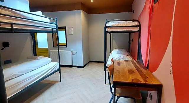 Кровать в общем номере Heart of Amsterdam Hostel
