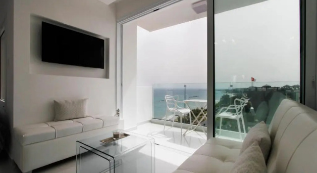 The White Pearl Suite - beach front city centre with sea view., Boek Hotel Limasol Limassol